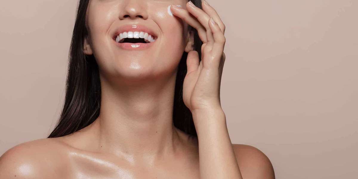 What To Expect With Tretinoin Cream: Uses And Side Effects