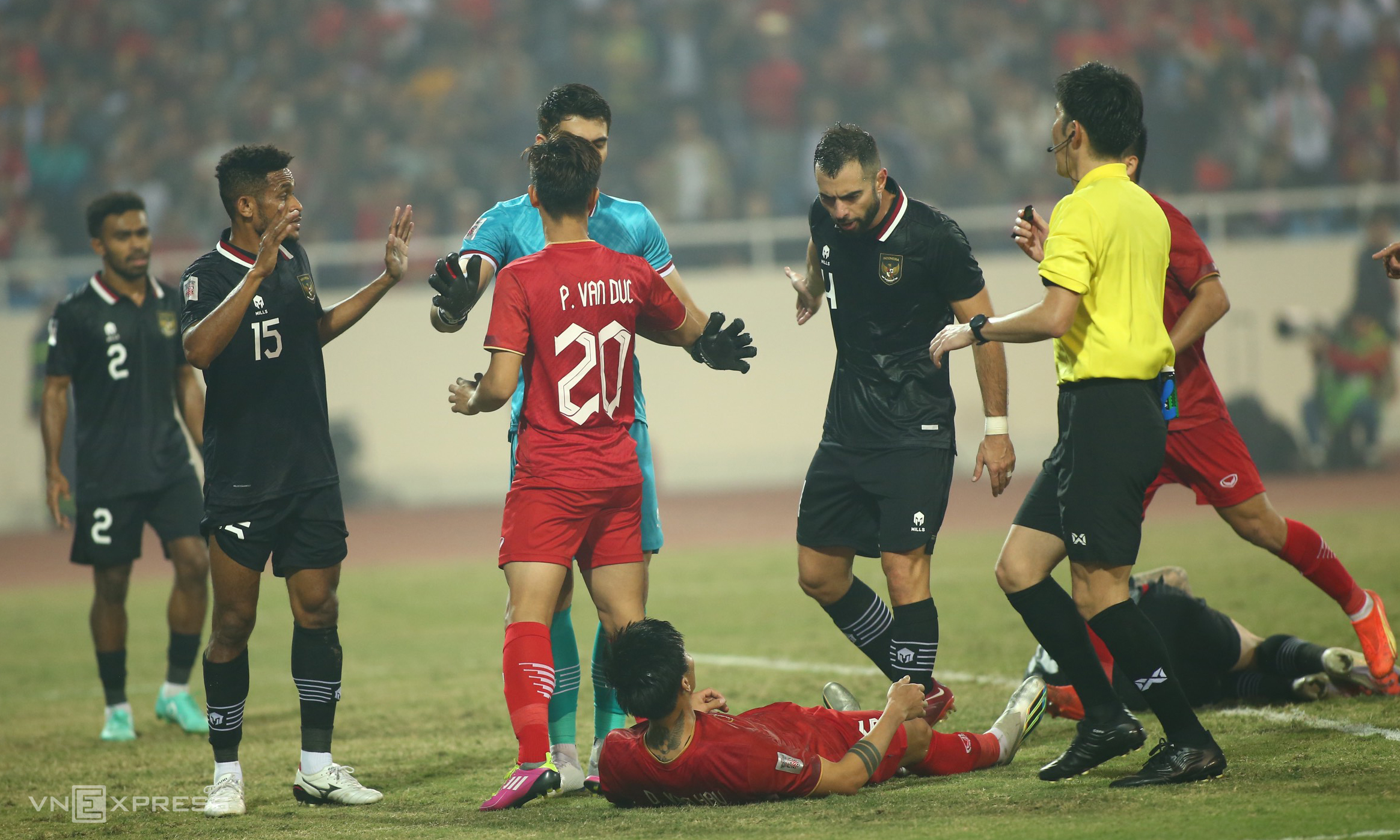 Đội nhà bị loại, fan Indonesia cay cú: ‘Lão già Shin Tae Yong từ chức đi’