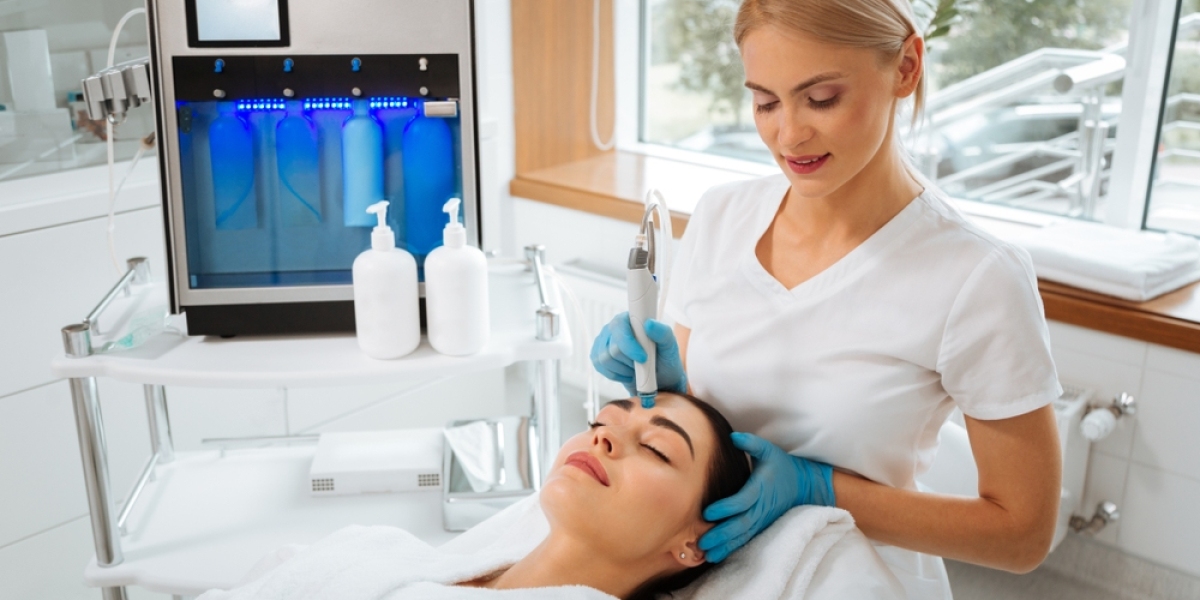 Unveiling the Magic: HydraFacial for Teenagers – Addressing Common Concerns