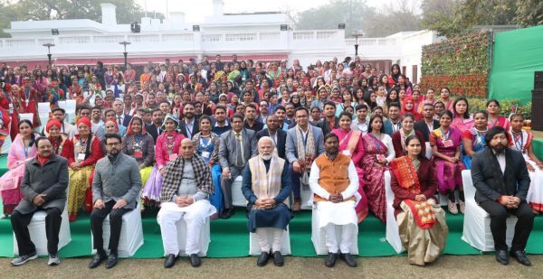 Cg News: छत्तीसगढ़ सहित देशभर से आए लोक-कलाकारों ने प्रधानमंत्री मोदी से की मुलाकात