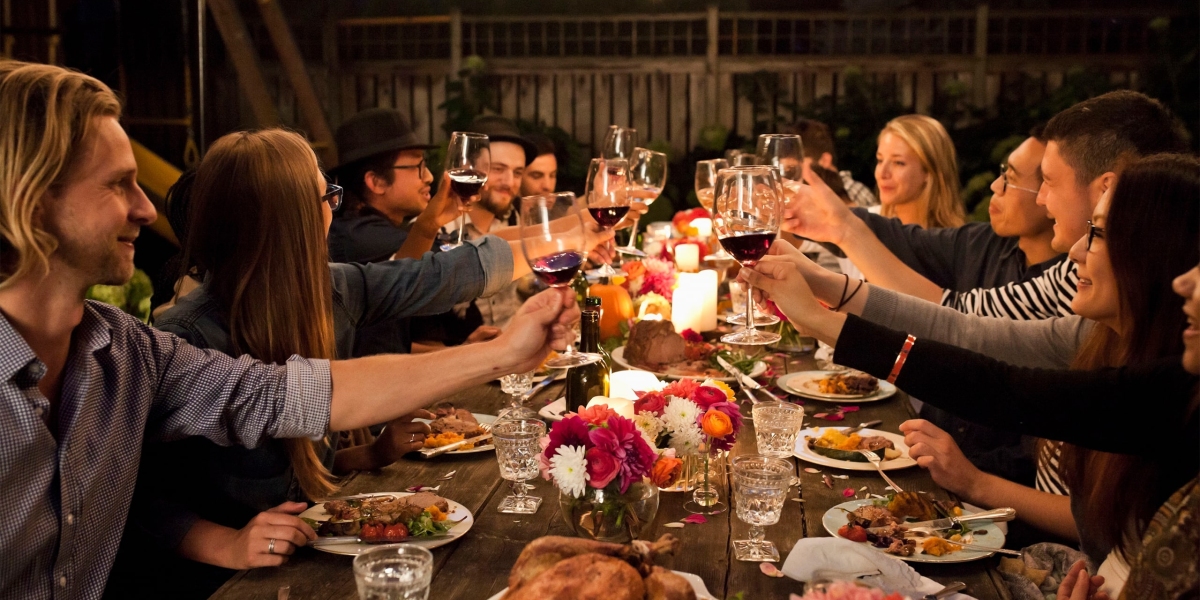 Why Family Restaurants are Ideal for Group Dining?