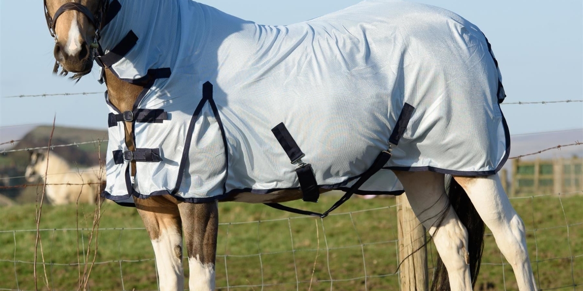 Maximizing Winter Comfort: The Pros and Cons of Detachable Liners in Horse Rugs
