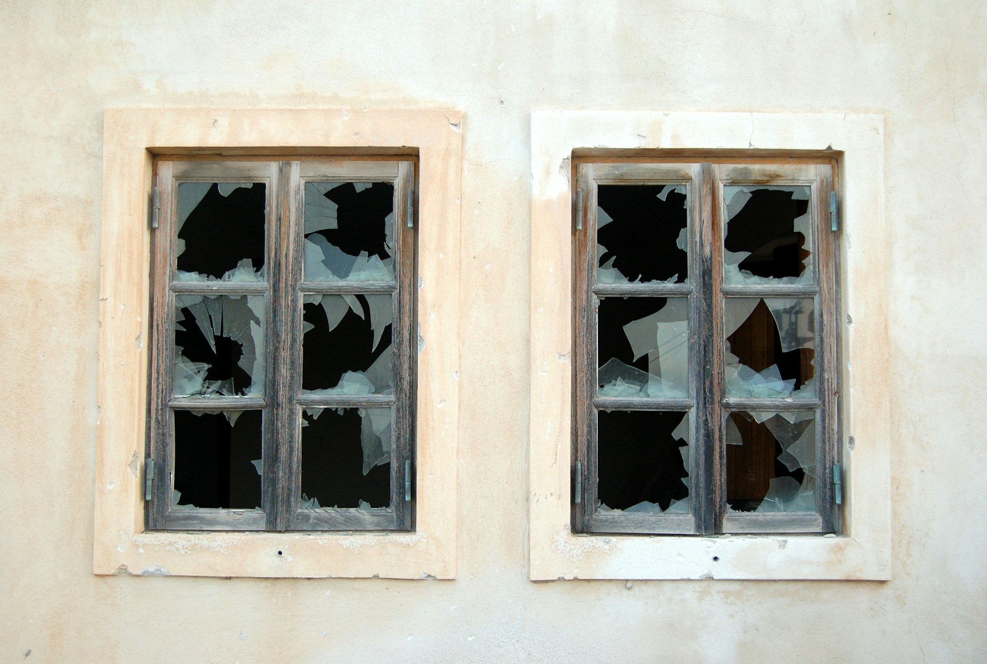 Investing in Companies Offering the Best Broken Window Repairs: Some Valuable Tips