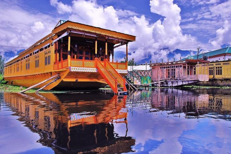 Kashmir’s Jewel: Discover the Luxury of Deluxe Houseboats in Srinagar