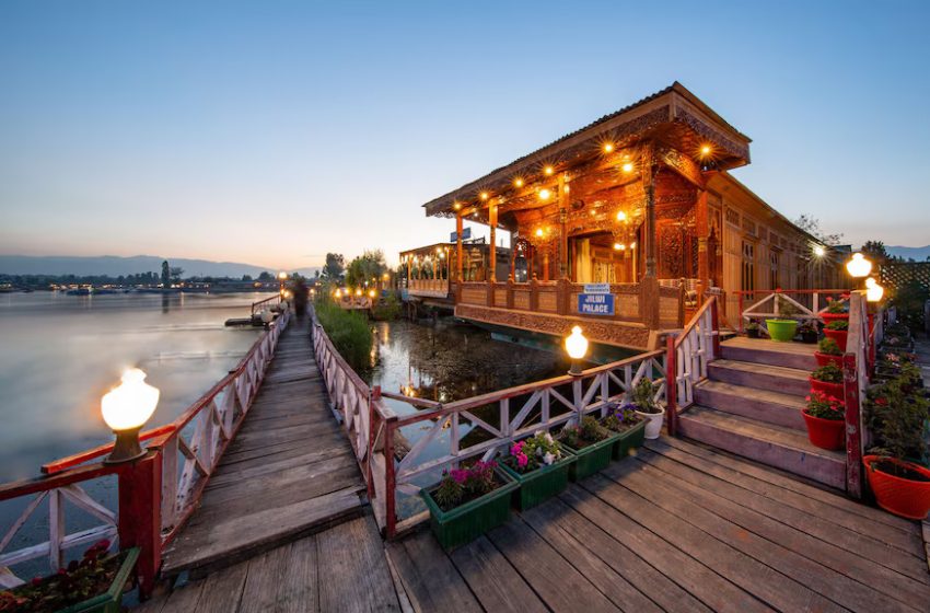 How to Choose the Best Houseboat for a Dreamy Kashmir Vacation