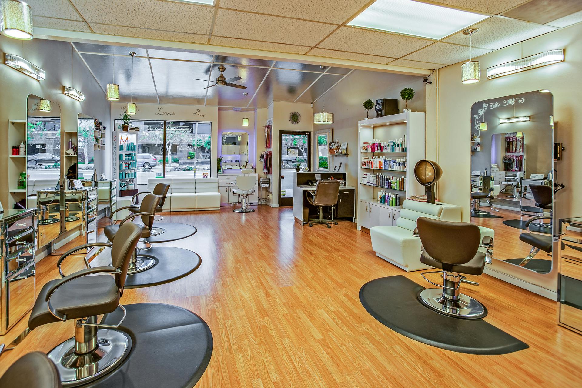 Why Investing in a Salon Franchise in Delhi is a Smart Business Move?