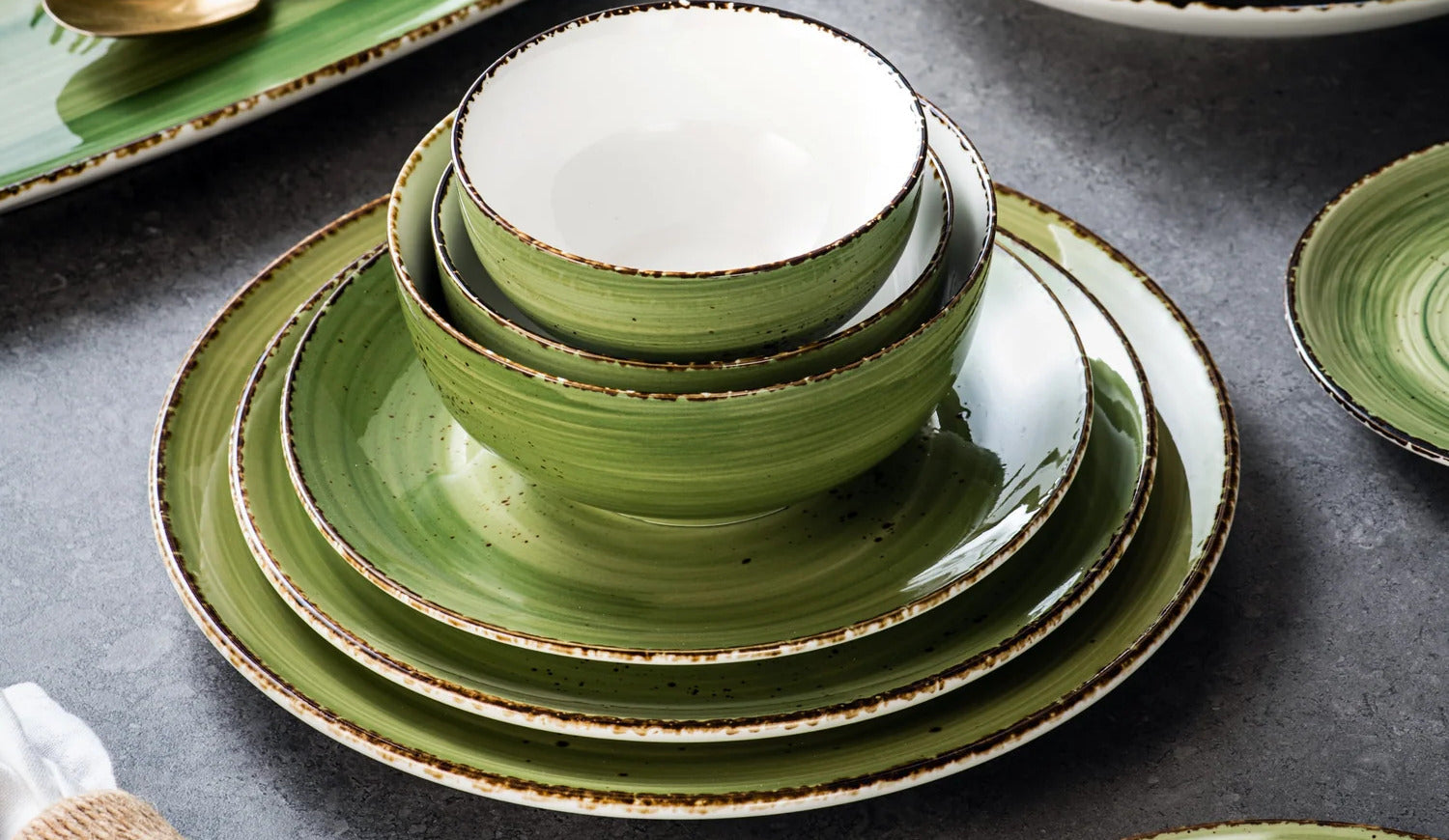 How Splash Verde Dinnerware and Deep Plates Refresh Modern Ceramic Set?
